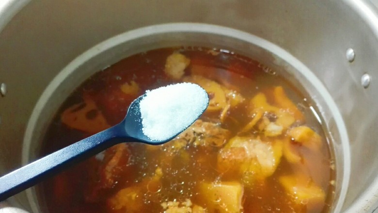 天冷还是喝汤~蛹虫草面藕脆骨汤,打开锅盖，放盐搅匀