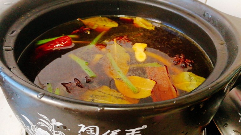 #感恩节食谱#+台湾卤肉饭,将卤汁倒入砂锅里