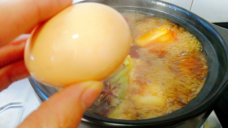 #感恩节食谱#+台湾卤肉饭,加入鸡蛋，继续煲20分钟左右