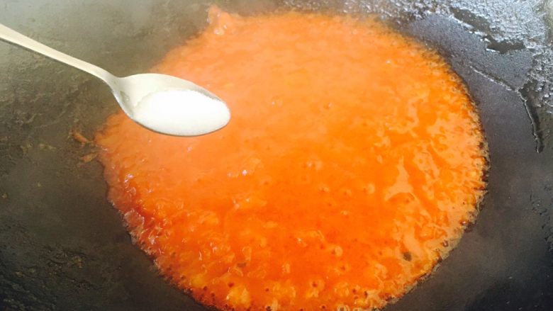 #圆土豆# 番茄炒土豆片,放入适量的盐调味。