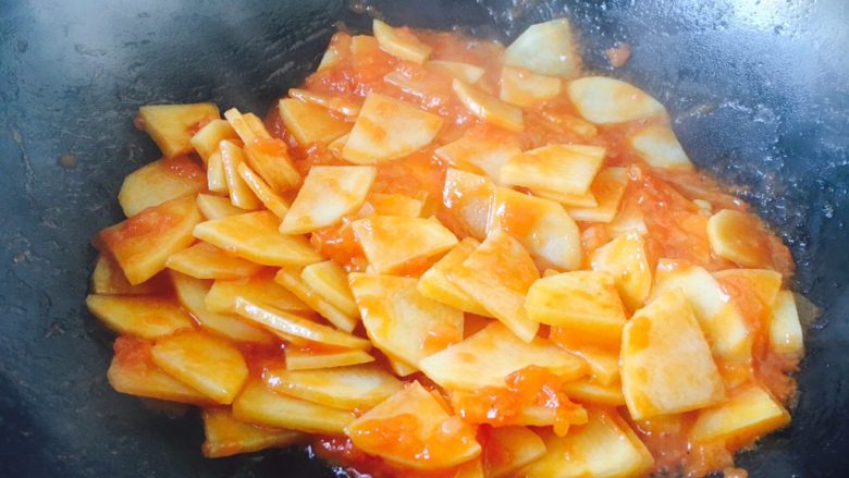 #圆土豆# 番茄炒土豆片,翻炒均匀，中小火烧制5分钟左右。
可适当加少许的水。