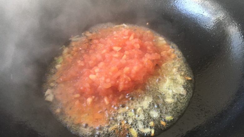#圆土豆# 番茄炒土豆片,放入切好的番茄碎末，煸炒均匀，并且用铲子把番茄压烂成泥状，用小火把它熬制浓稠。