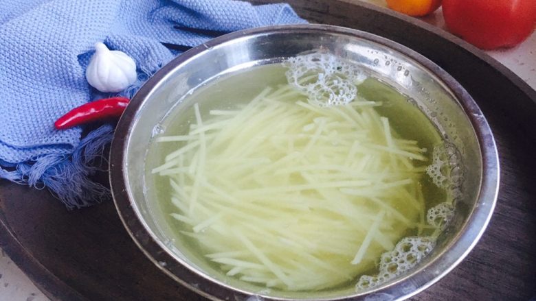 #圆土豆# 花椒油青椒土豆丝,把切好的土豆丝放在水里清洗两遍。
目的是去除淀粉，炒出的土豆丝脆爽。
