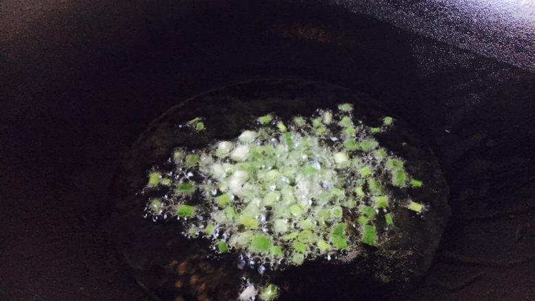 #圆土豆# 花椒油青椒土豆丝,热锅凉油放入小葱葱花爆香。