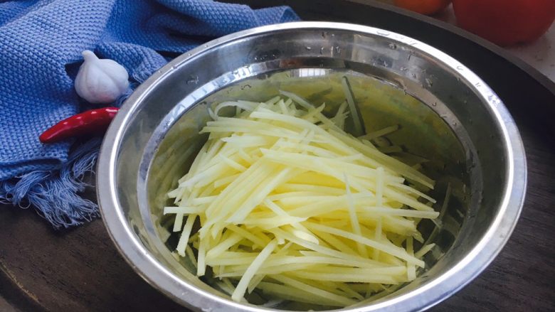 #圆土豆# 花椒油青椒土豆丝,土豆丝沥干水分备用。