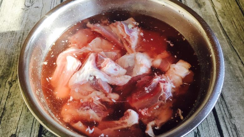 #感恩节食谱# 锅仔萝卜羊排,泡出来的血水。