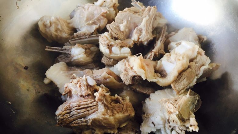 #感恩节食谱# 锅仔萝卜羊排,把羊排放在另外一口锅里。