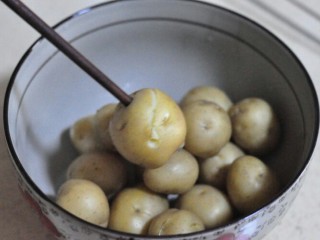 椒盐小土豆,能够用筷子轻松穿过就算好了！