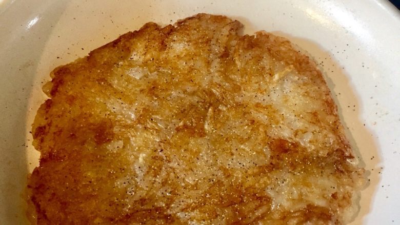 地道的美式早餐之———香煎土豆丝饼,煎几分钟后，试着撬起饼再翻一面。相当漂亮！