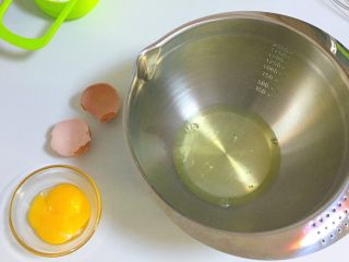 心型小蛋糕,将鸡蛋分离分别放入打蛋盆和容器里
