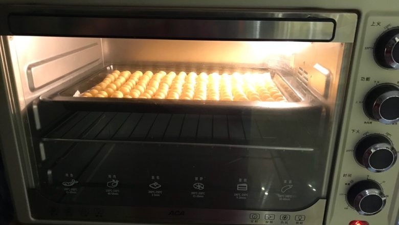 红薯小馒头,把烤盘放在预热好的烤箱里，上下火160W烤28分钟