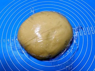 红薯小馒头,揉成光滑的面团，盖上保鲜膜静止20分钟