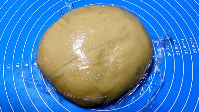 红薯小馒头,揉成光滑的面团，盖上保鲜膜静止20分钟