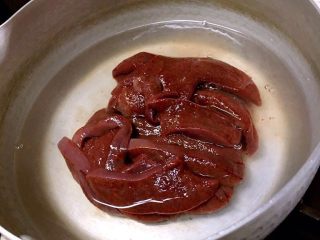 制作猪肝粉,将处理好的猪肝切片、焯水后洗净；