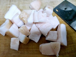 教你如何熬出雪白的猪油,把肥肉或者猪板油切成小块