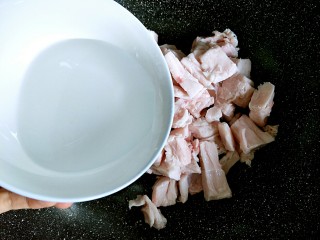 教你如何熬出雪白的猪油,猪板油比较散，我加入了小半碗水