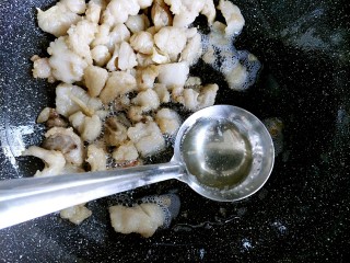 教你如何熬出雪白的猪油,油出的差不多的时候就可以用勺子盛在干净的容器里