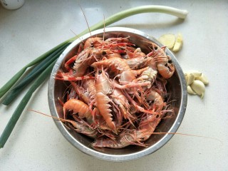 麻辣龙虾,准备食材:龙虾，葱，姜，蒜等