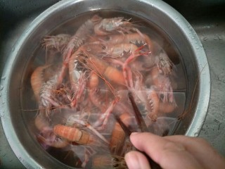 麻辣龙虾,因为是海龙虾比较干净，用筷子搅拌倒水，再搅拌。这样几次基本就干净了。
