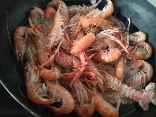 麻辣龙虾,锅里加水少开，放入海龙虾焯一下水，捞出备用。