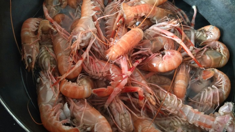 麻辣龙虾,锅里加水少开，放入海龙虾焯一下水，捞出备用。