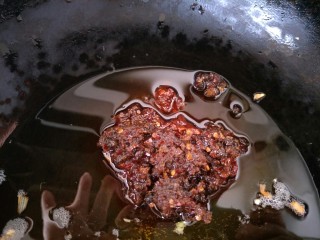 麻辣龙虾,然后放入郫县豆瓣酱，小火炒出红油。