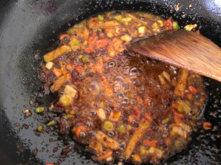 麻辣龙虾,加入葱，姜，蒜和辣椒炒香。