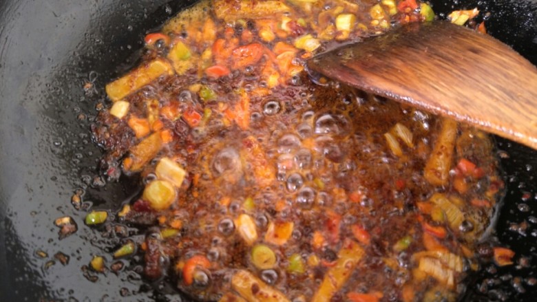 麻辣龙虾,加入葱，姜，蒜和辣椒炒香。