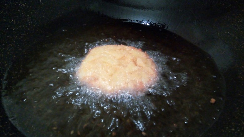 圆土豆+可乐饼,锅里多放一点油，油温用筷子测试一下（筷子放油锅，筷子周围马上冒泡泡）就可以把土豆饼放下去炸，