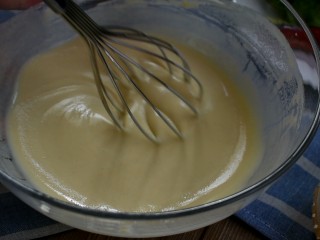杂粮卷饼,直至形成这种顺滑的面糊，提起打蛋器有滴落感即可