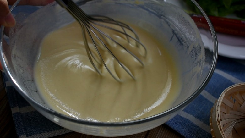 杂粮卷饼,直至形成这种顺滑的面糊，提起打蛋器有滴落感即可