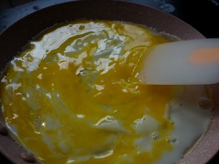 杂粮卷饼,用铲子将鸡蛋打散，摊平