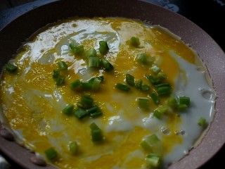 杂粮卷饼,待鸡蛋稍稍有些凝固时，撒上些葱花