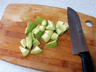 健康味美的【培根果干杂蔬沙拉】,挖出果肉切小块，待用