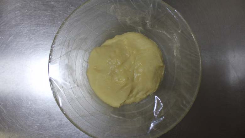 红豆格子饼,放入面包机中，选择发酵程序，发酵至两倍大（我用冷藏发酵10个小时，第二天早上就可以吃到新出锅的啦）