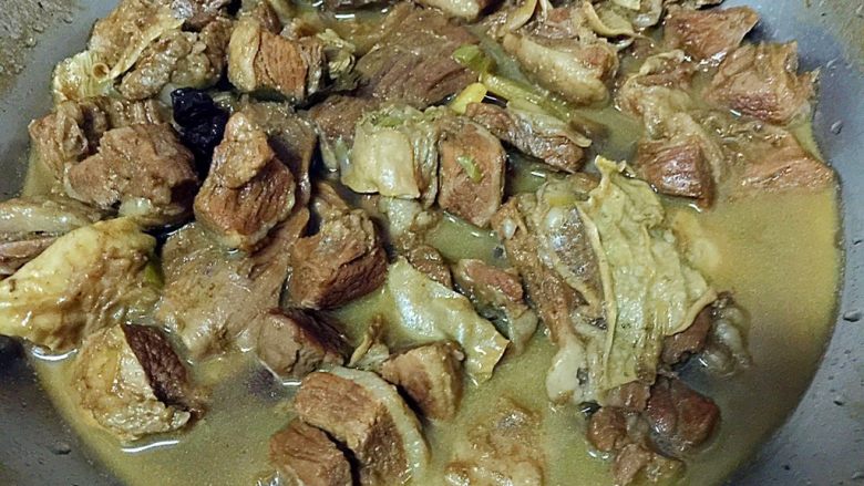 麻辣牛肉,牛肉炖熟后收汤。