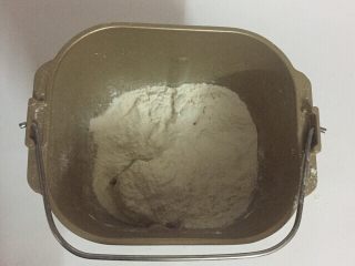 法棍面包,面粉倒入面包桶内