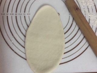 法棍面包,小面团擀成椭圆形，卷起，收口朝下。
