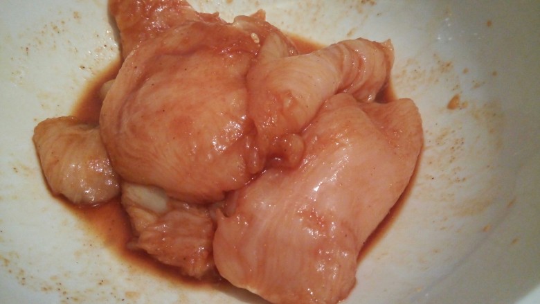 脆皮鸡饭,用手给鸡胸肉按摩2分钟，腌制10分钟左右