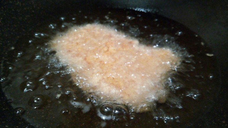 脆皮鸡饭,锅里倒油，油加热到筷子放下去，筷子周围马上冒泡泡就可以，把裹好的鸡胸肉放下去炸