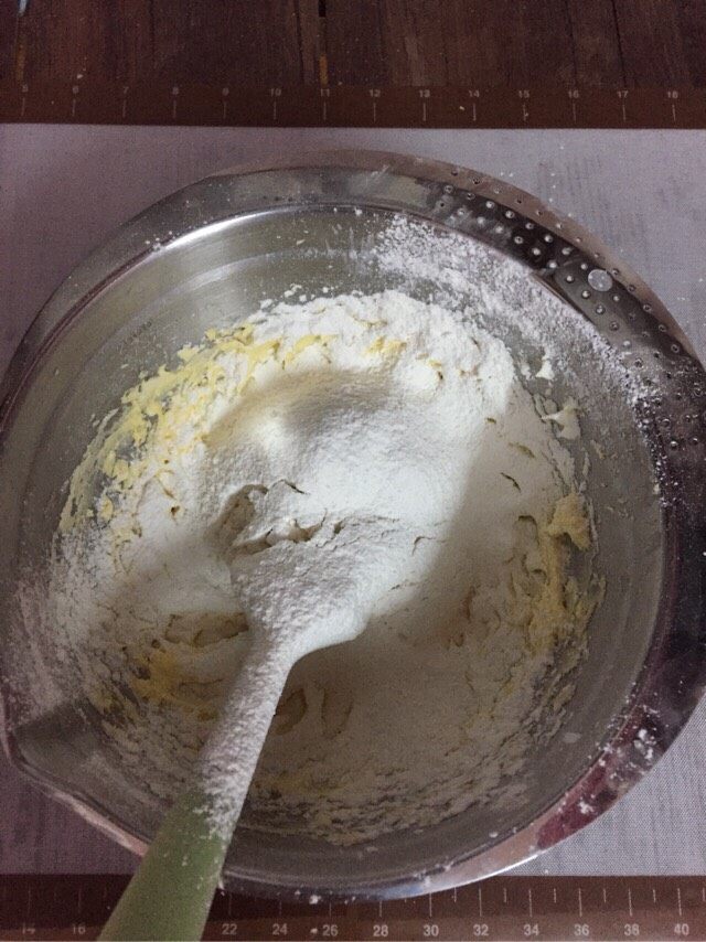 葡萄奶酥,筛入低粉