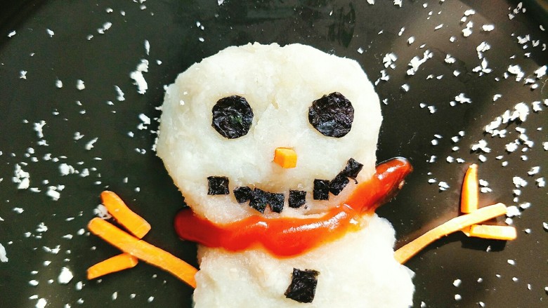 土豆泥:雪人⛄,把刚才切好的胡萝卜摆放好做雪人的胳膊。