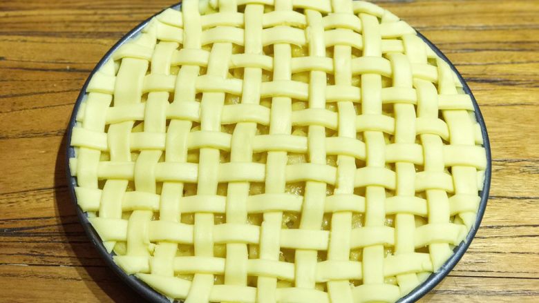 披萨模具也能做的酥皮苹果派,用十字编织法将细条编织在派上，并用切面刀或擀面杖去除多余部分
