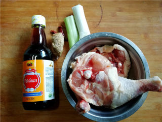 泰国鱼露鸡,准备好所需食材。