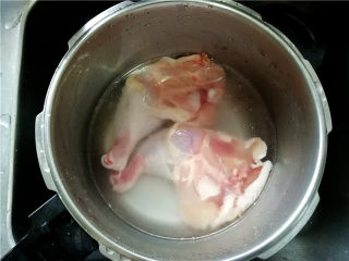 泰国鱼露鸡,鸡腿用清水浸泡去除血水。