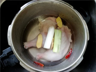 泰国鱼露鸡,锅中加入适量水（没过鸡腿）。