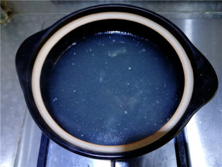 泰国鱼露鸡,我将鸡汤放入砂锅中。