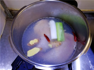 泰国鱼露鸡,烧开后转小火炖30分钟。