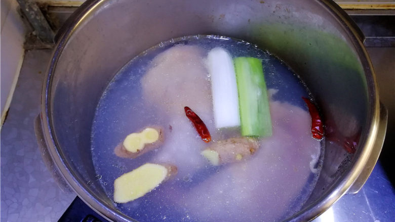 泰国鱼露鸡,烧开后转小火炖30分钟。