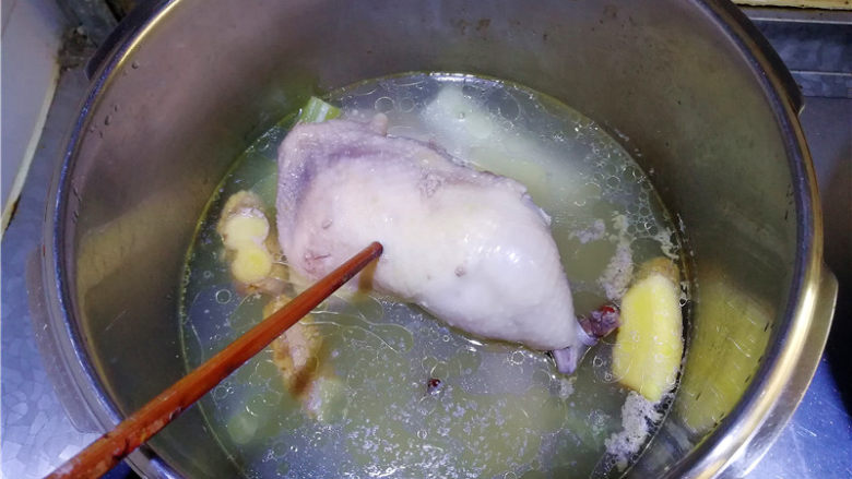 泰国鱼露鸡,用筷子能扎透鸡腿即可。